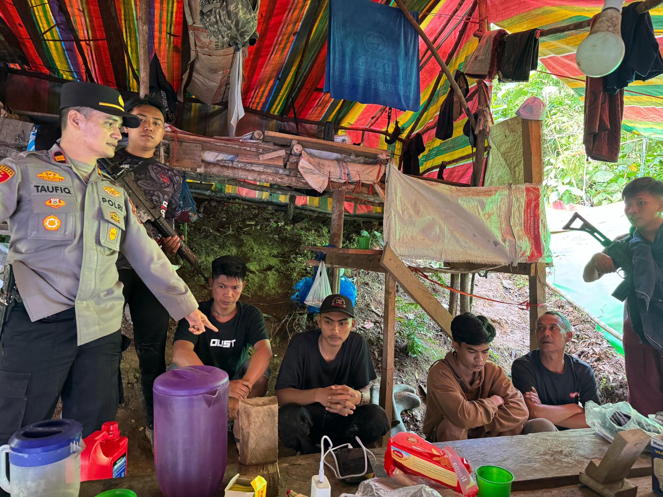 Penggrebekan aktivitas tambang emas ilegal di Kawasan Bukit Bulat, Jorong Sungai Ipuh, Nagari Persiapan Balun Pakan Rabaa Tengah, Kecamatan Koto Parik Gadang Diateh, Kabupaten Solok Selatan (Solsel) oleh Polisi. Selasa, (15/04/2025) [foto : ist]