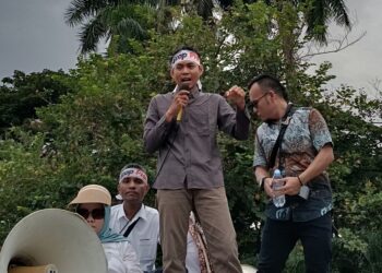 Koordinator lapangan dari Sumatera Barat, Alva Anwar saat unjuk rasa di Kantor Kemendes, Jakarta. Kamis, (17/04/2025) [foto : sci/yrp]