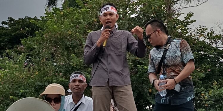 Koordinator lapangan dari Sumatera Barat, Alva Anwar saat unjuk rasa di Kantor Kemendes, Jakarta. Kamis, (17/04/2025) [foto : sci/yrp]