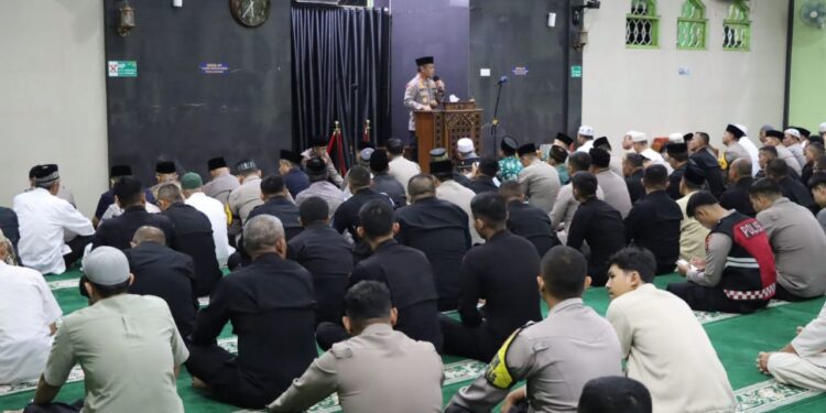 Gerakan Subuh Berjamaah oleh Polda Sumbar beserta jajaran di Lubuk Sikaping, Kabupaten Pasaman. Sabtu, (19/04/2025) [foto : ist]