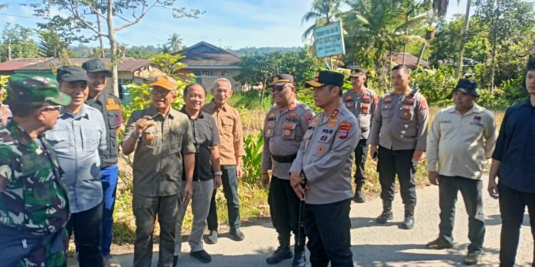 Kapolda saat berdialog dengan satuan pengamaanan PSU di Pasaman. Sabtu, (19/04/2025) [foto : ist]