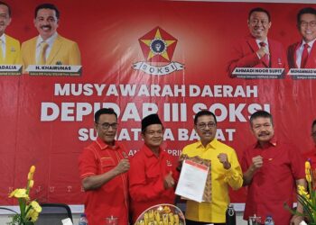 Penyerahan SK dukungan oleh Kwtua Caretaker Soksi Sumbar kepada Khairunas. Sabtu, (26/04/2025) [foto : yrp]