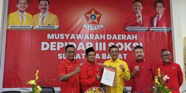 Penyerahan SK dukungan oleh Kwtua Caretaker Soksi Sumbar kepada Khairunas. Sabtu, (26/04/2025) [foto : yrp]