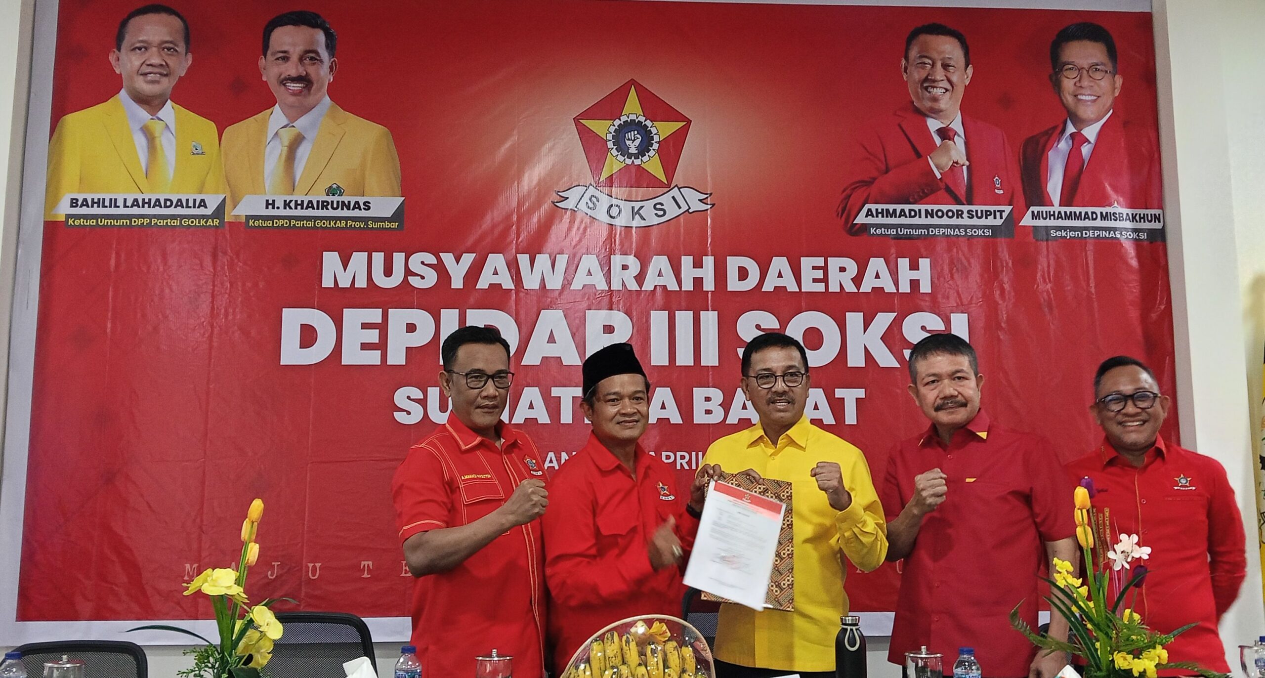 Penyerahan SK dukungan oleh Kwtua Caretaker Soksi Sumbar kepada Khairunas. Sabtu, (26/04/2025) [foto : yrp]