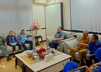 KI Sumbar Serahkan Laporan Monitoring KIP ke DPRD