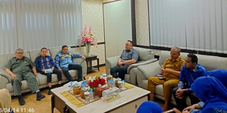 KI Sumbar Serahkan Laporan Monitoring KIP ke DPRD