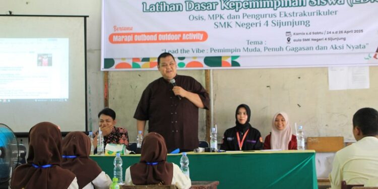 Prodi Pendidikan Bahasa Indonesia FKIP Undhari Gelar Pengabdian Masyarakat LEAD-LIT bagi OSIS SMKN 4 Sijunjung