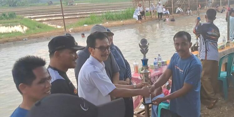 Event Sabiduak Selaju Sampan Usai, Tim Gunung Selasih Pulau Punjung Sabet Gelar Juara