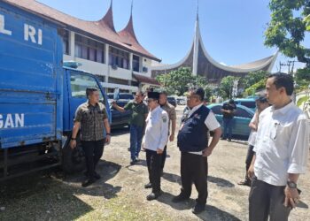 Kadinsos Sumbar Beserta Jajaran Dampingi Wakil Ketua DPRD Iqra Chissa Saat Tinjau Gudang Logistik Kebencanaan