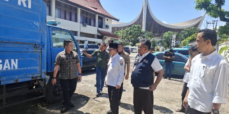 Kadinsos Sumbar Beserta Jajaran Dampingi Wakil Ketua DPRD Iqra Chissa Saat Tinjau Gudang Logistik Kebencanaan