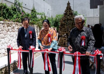 Ketua DPR RI, Puan Maharani saat memotong pita peresmian patung Sukarno di Jepang. [foto : ist]
