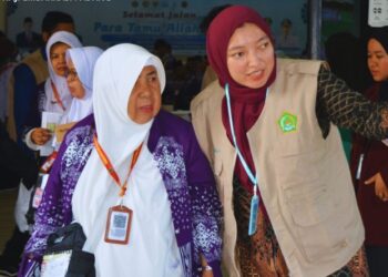 Petugas asrama haji embarkasi Padang saat memberikan pelayanan kepada jemaah Lansia. [foto : ist]