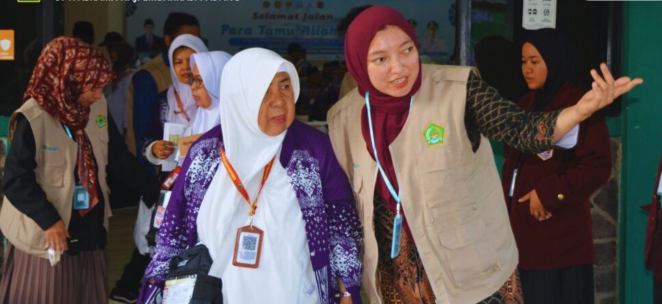 Petugas asrama haji embarkasi Padang saat memberikan pelayanan kepada jemaah Lansia. [foto : ist]