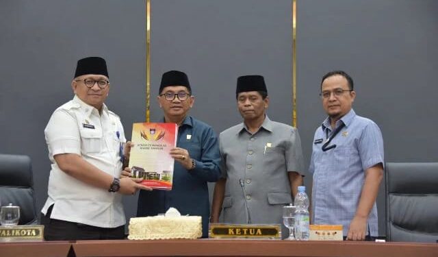 Sidang Paripurna Penutupan Masa Sidang II, dan Pembukaan Masa Sidang III Tahun 2025, di ruang sidang utama Gedung DPRD Kota Padang.