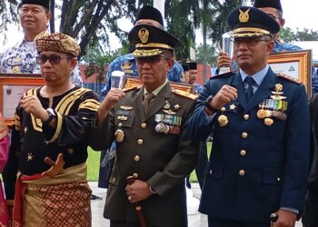 Hadiri Upacara Hardiknas 2025, Wakil Ketua DPRD Sumbar Evi Yandri Dukung Kebijakan Kementerian Pendidikan