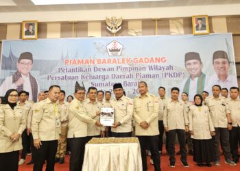 Penyerahan SK pngurus oleh Ketua DPP PKDP, John Keneduy Azis kepada Ketua DPW PKDP Sumbar, Firdaus. Senin, (12/05/2025) [foto : sci/yrp]