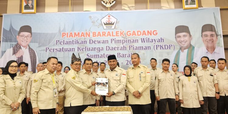 Penyerahan SK pngurus oleh Ketua DPP PKDP, John Keneduy Azis kepada Ketua DPW PKDP Sumbar, Firdaus. Senin, (12/05/2025) [foto : sci/yrp]