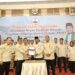 Penyerahan SK pngurus oleh Ketua DPP PKDP, John Keneduy Azis kepada Ketua DPW PKDP Sumbar, Firdaus. Senin, (12/05/2025) [foto : sci/yrp]