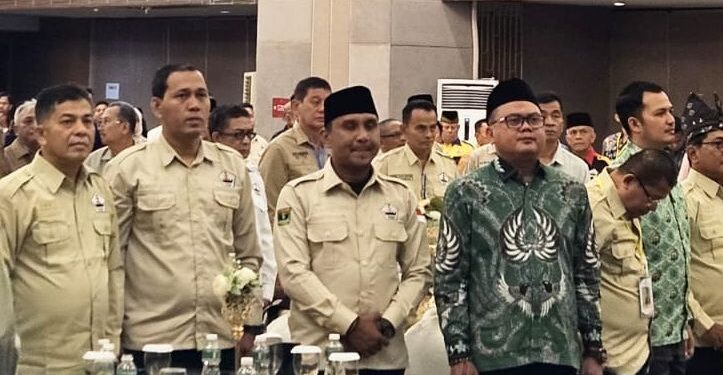 Wakil Ketua DPRD Padang Pariaman, Firman berfoto bersama Ketua DPW PKDP Sumbar Firdaus. [foto : sci/yrp]