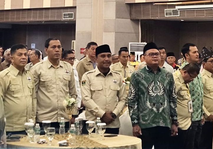 Wakil Ketua DPRD Padang Pariaman, Firman berfoto bersama Ketua DPW PKDP Sumbar Firdaus. [foto : sci/yrp]