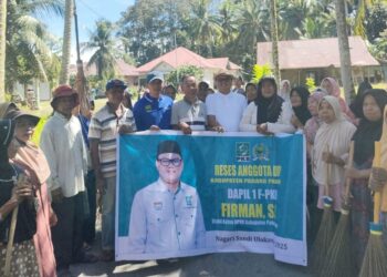 Wakil Ketua DPRD Padang Pariaman, Firman foto bersama dengan masyarakat Nagari Sandi Ulakan usai gotong royong. Minggu, (18/05/2025) [foto : sci/yrp]