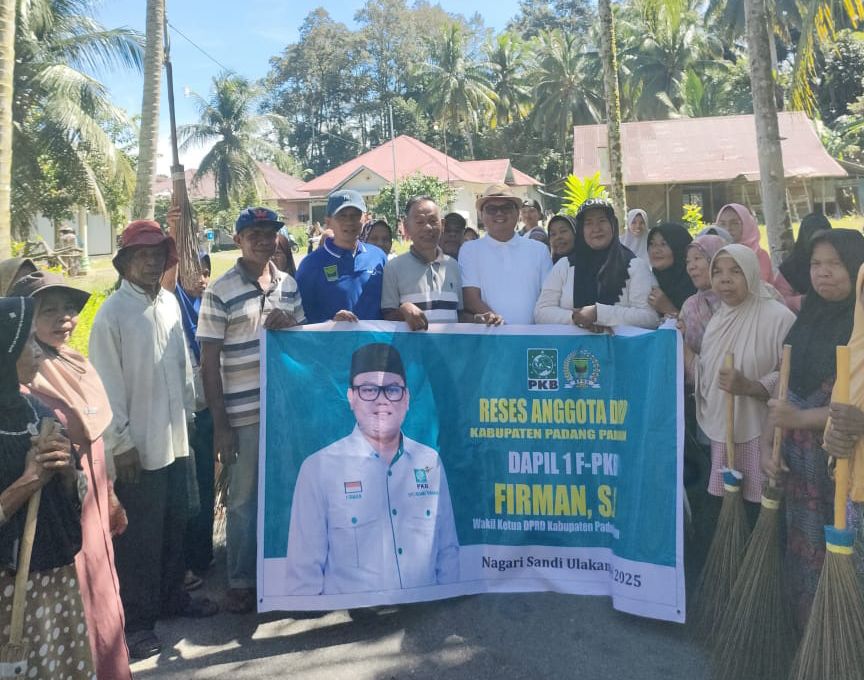 Wakil Ketua DPRD Padang Pariaman, Firman foto bersama dengan masyarakat Nagari Sandi Ulakan usai gotong royong. Minggu, (18/05/2025) [foto : sci/yrp]