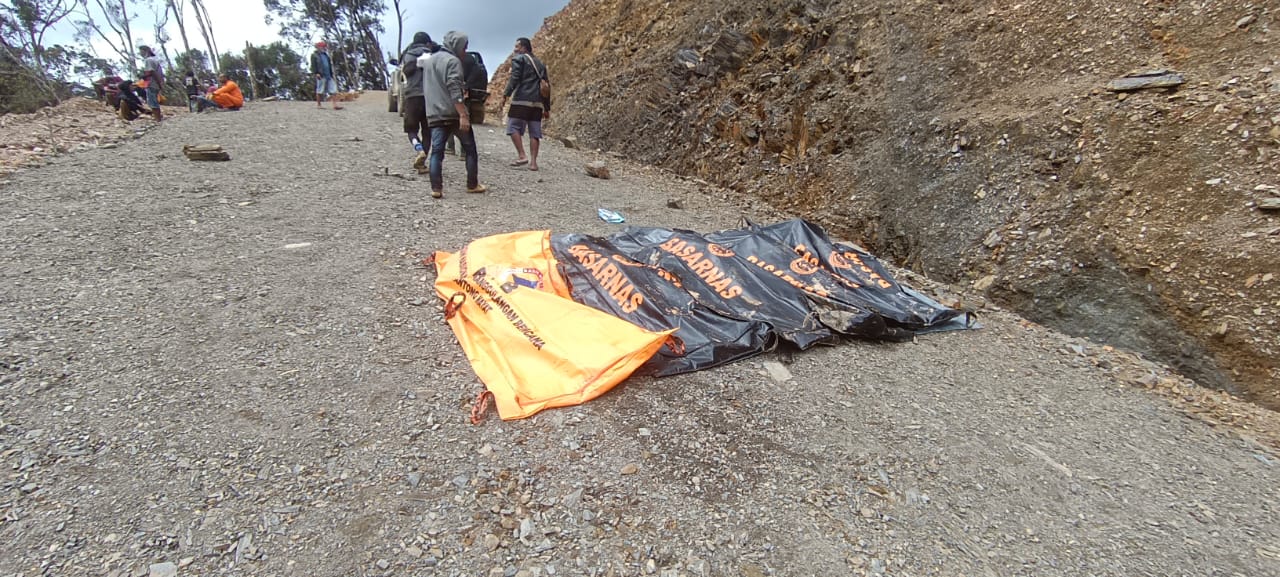 Pemenuan 6 korban banjir di Pegunungan Arfak, Papua Barat yang hilang. [foto : ist]