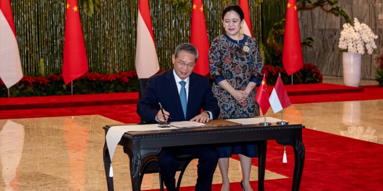 Ketua DPR RI, Puan Maharani bersama PM RRT, Li Qiang di Gedung DPR, Senayan. [foto : ist]