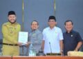 Wali Kota Padang, Fadly Amran menyerahkan, Laporan Pertanggungjawaban APBD Tahun Anggaran 2024 kepada Pimpinan DPRD Kota Padang. [foto : ist]