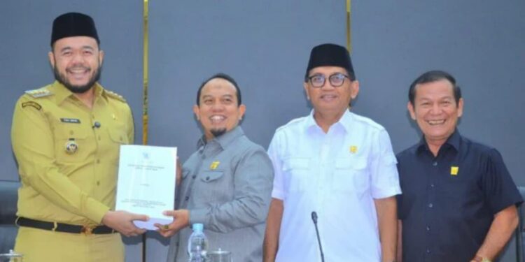 Wali Kota Padang, Fadly Amran menyerahkan, Laporan Pertanggungjawaban APBD Tahun Anggaran 2024 kepada Pimpinan DPRD Kota Padang. [foto : ist]