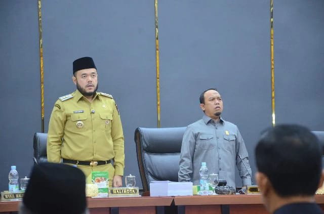 Wali Kota Padang, Fadly Amran bersama Ketua DPRD, Muharlion saat menyanyikan lagu kebangsaan Indonesia Raya ketika sidang paripurna. [foto : ist]