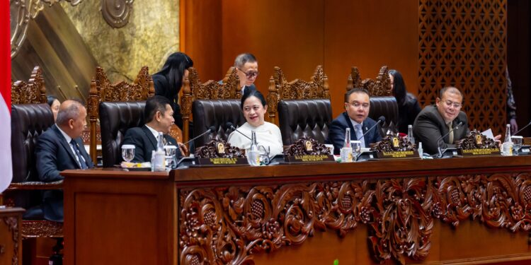 Ketua DPR RI, Puan Maharani didampingi para Wakil Ketua DPR saat paripurna di Senayan. Selasa, (27/05/2025) [foto : ist]
