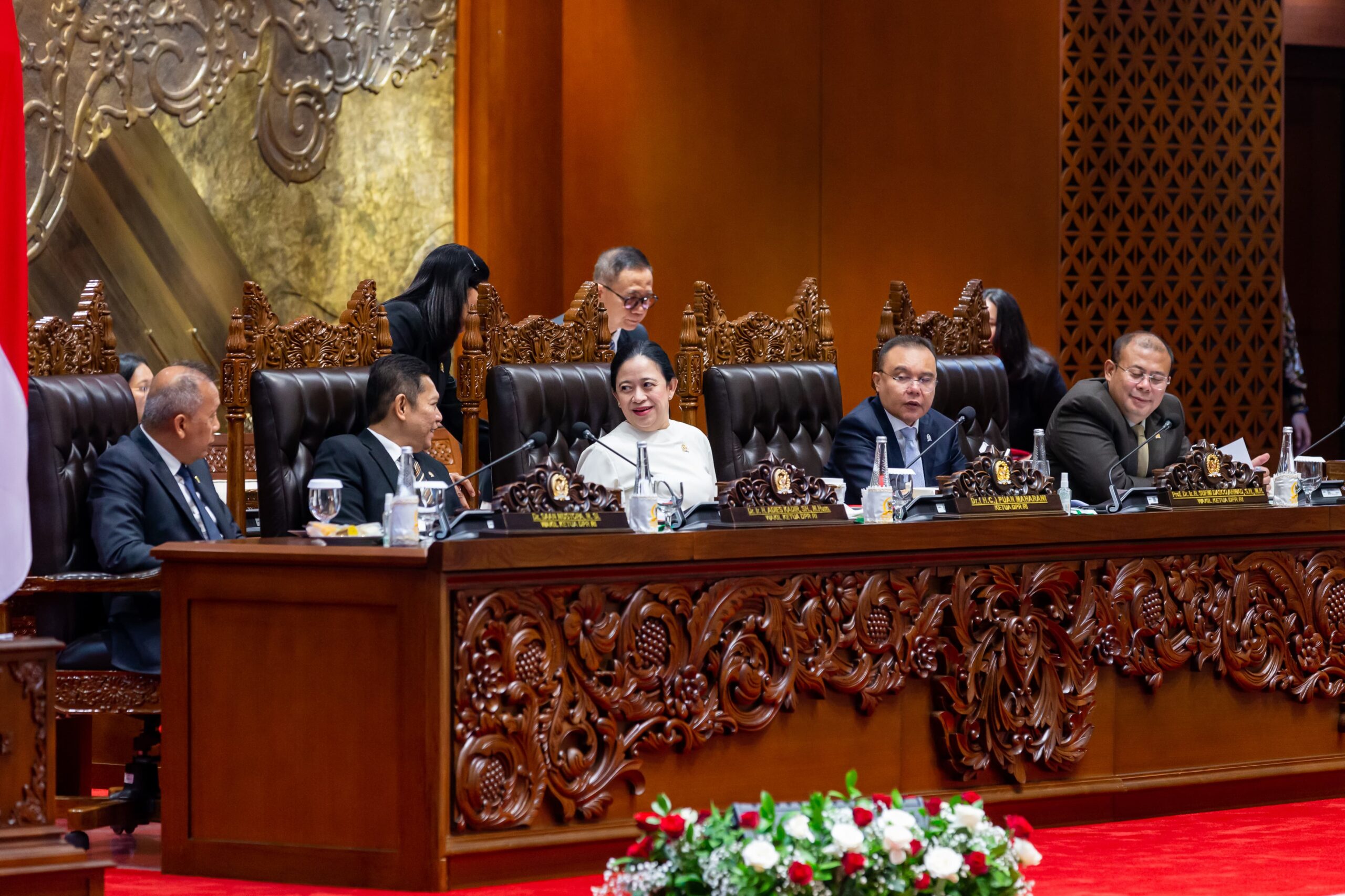 Ketua DPR RI, Puan Maharani didampingi para Wakil Ketua DPR saat paripurna di Senayan. Selasa, (27/05/2025) [foto : ist]