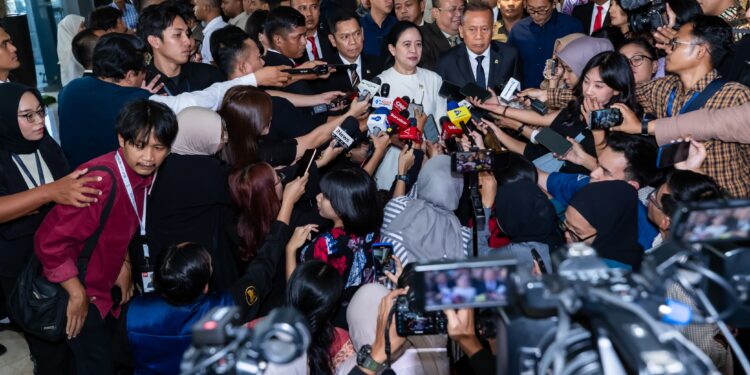 Ketua DPR RI, Puan Maharani saat wawancara dengan media. [foto : ist]