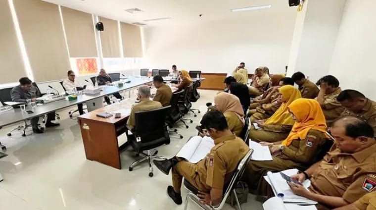 Operasional Perangkat Daerah (OPD) mendengarkan penjelasan dari pimpinan Komisi II DPRD Kota Padang. [foto : ist]