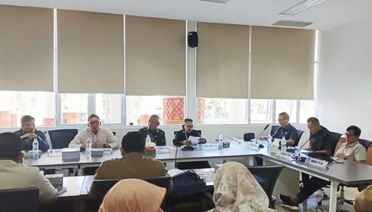 Pimpinan Komisi II DPRD Kota Padang mendengarkan pendapat dari peserta pembahasan. [foto : ist]