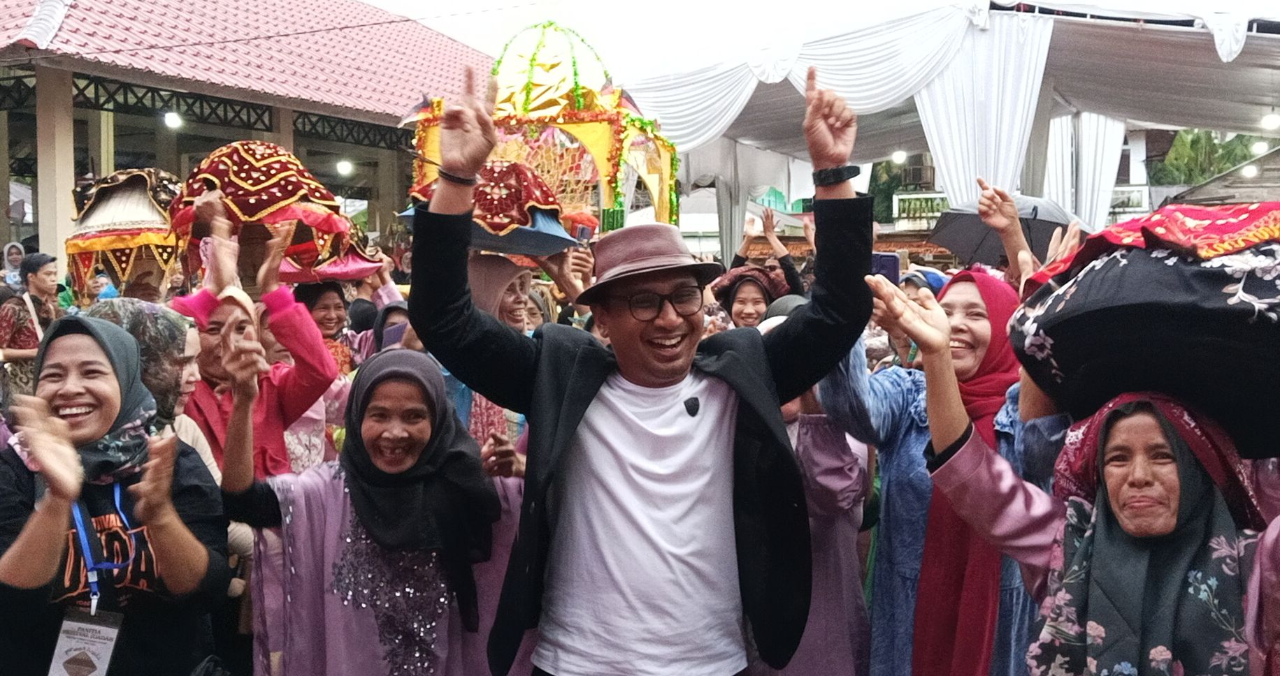 Anggota DPRD Sumbar, Firdaus saat men8kmati keseruan Festival Juadah dengan rombongan arak - arakan. Minggu, (11/05/2025) [foto : sci/yrp]