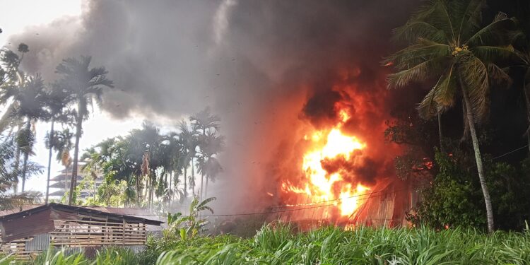 Kobaran api yang membakar PT Teluk Luas di Kecamatan Lubuk Begalung, Kota Padang dari sisi samping pabrik. Minggu, (18/05/2025) [foto : sci:yrp]