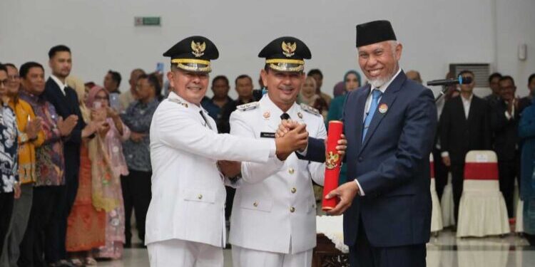Bupati dan Wakil Bupati Pasaman, Welly Suhery - Parulian bersama Gubernur Sumbar, Mahyeldi saat acara pelantikan. Jum'at, (30/05/2025) [foto : net]