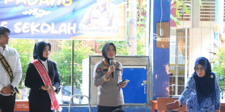 Kabid Humas Polda Sumbar, Kombes Pol Susmelawati Rosya saat memberikan sosialisasi Menengah Atas Negeri (SMAN) 3 Padang. Jumat (2/5/) pagi. [foto : ist]