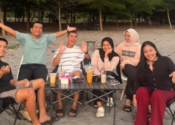 Senja, Kopi dan Ombak di Warkop Baba: Nongkrong Asik Tak Harus Mahal