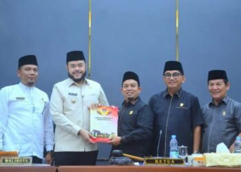 Pimpinan DPRD Kota Padang dan Walikota Padang Fadly Amran menerima dokumen pendapat akhir fraksi. [foto : ist]
