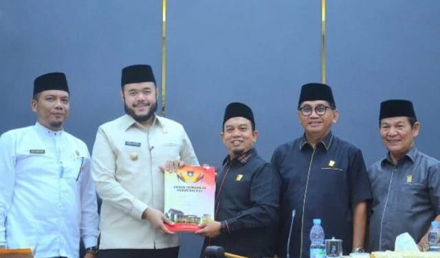 Pimpinan DPRD Kota Padang dan Walikota Padang Fadly Amran menerima dokumen pendapat akhir fraksi. [foto : ist]