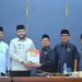 Pimpinan DPRD Kota Padang dan Walikota Padang Fadly Amran menerima dokumen pendapat akhir fraksi. [foto : ist]