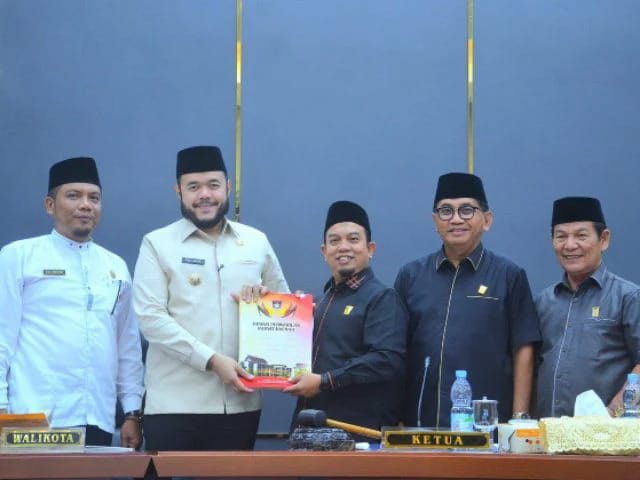 Pimpinan DPRD Kota Padang dan Walikota Padang Fadly Amran menerima dokumen pendapat akhir fraksi. [foto : ist]