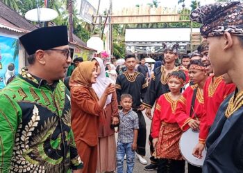 Anggota DPRD Sumbar, Firdaus saat menyapa komunitas seni pada festival Juadah. Sabtu, (11/05/2025) [foti : sci/yrp]