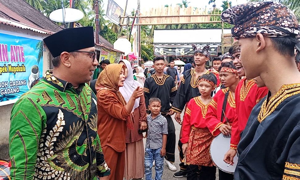 Anggota DPRD Sumbar, Firdaus saat menyapa komunitas seni pada festival Juadah. Sabtu, (11/05/2025) [foti : sci/yrp]