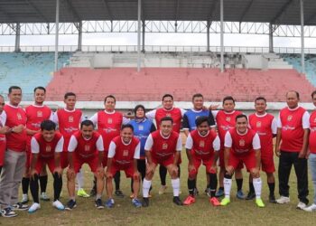 DPRD Dharmasraya mengikuti lomba sepakbola antar OPD di Sport Center Koto Padang, Kecamatan Koto Baru, Senin (6/1/2025).