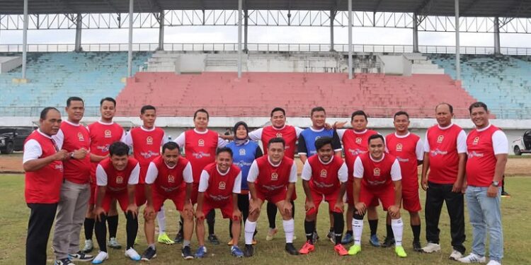 DPRD Dharmasraya mengikuti lomba sepakbola antar OPD di Sport Center Koto Padang, Kecamatan Koto Baru, Senin (6/1/2025).