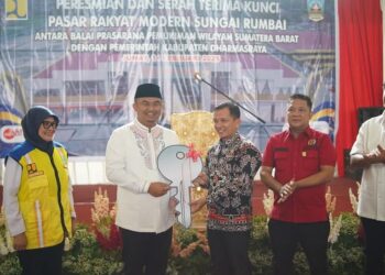 Bupati Dharmasraya, Sutan Riska Tuanku Kerajaan meresmikan pasar Modern Rakyat Dharmasraya di Sungai Rumbai, Jumat (14/2/2025).